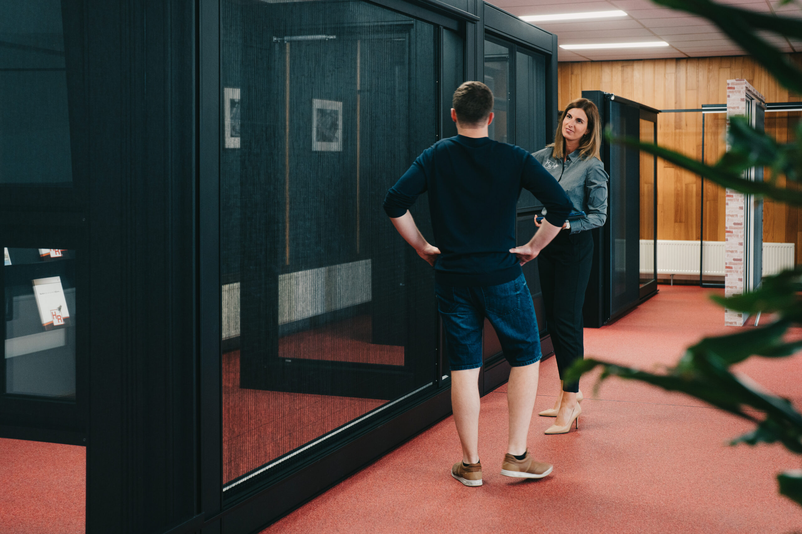 Rondleiding in de toonzaal van HR Vliegenramen